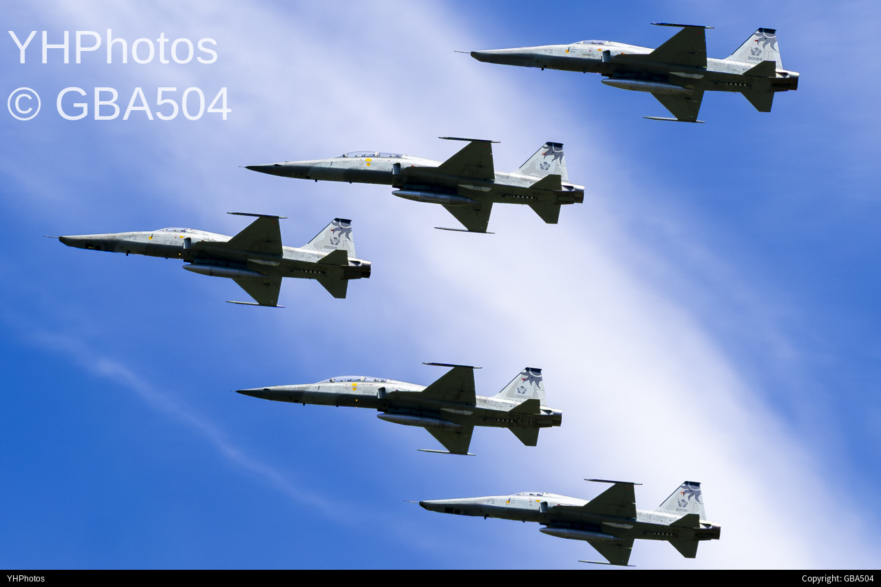 F5编队飞跃花莲机场