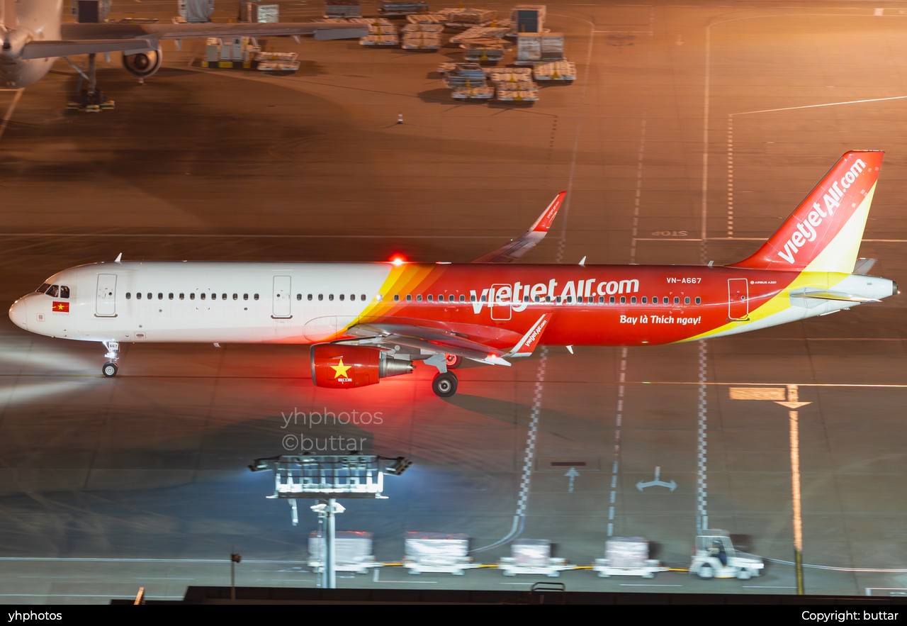 Vietjet Taxiing at Night